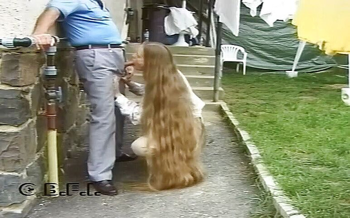 Nasty matures and dirty grannies club: बूढ़े लोग सुनहरे बालों वाली लड़की को चोदते हैं