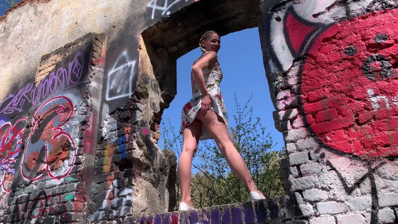 Claudia Macc: Triple pissing outdoor