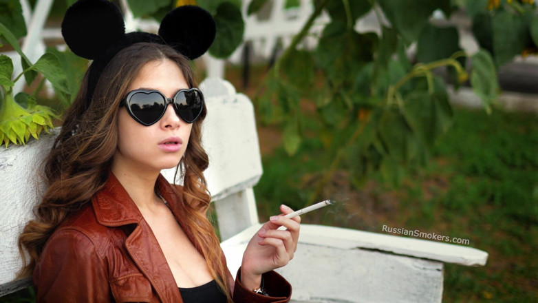 Russian Smokers: Sensual ángel ruso fumando cigarrillo a la luz del sol