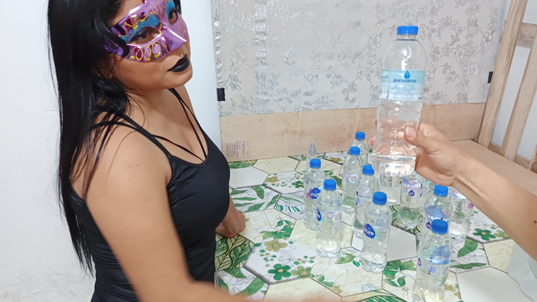 NEGRITA SEXY: Bir su satıcısı küstah bir müşteriyle seks yapıyor