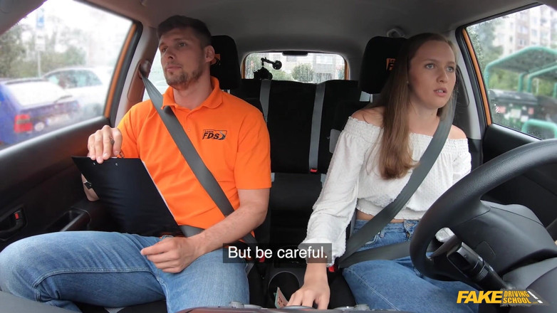 Fake Driving School: Geef me eens om mijn perfecte tieten te zien