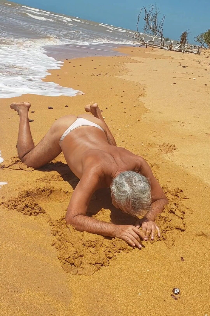 Ladysilvas: Ladysilva crossdresser dengan celana dalam di pantai penuh dengan pantat...