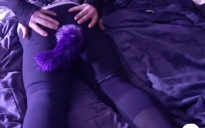 Robert48569: Cewek dengan kaus kaki ini lagi asik muasin lubangnya pakai...