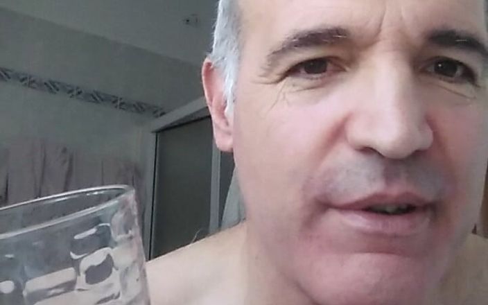 Setesesso7: 私はバスルームでグラスの中で射精し、熱い精液を飲み込みます