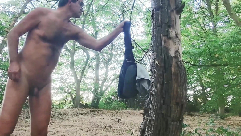 MaleModel: Deixei minha roupa em uma árvore e andei nua pela floresta