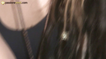 Foot Fetish HD: Emily, urocza brunetka nastolatka masuje swoje seksowne stopy