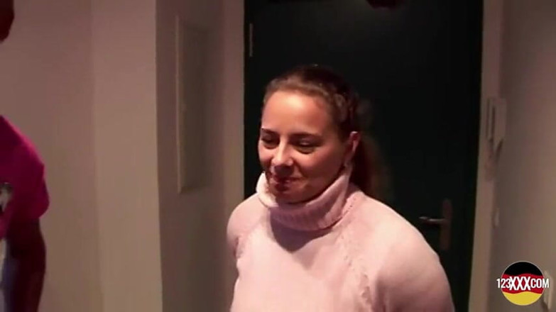 123XXX - 100% Amateurs: Curvy MILF Likes to Fuck with Strangers