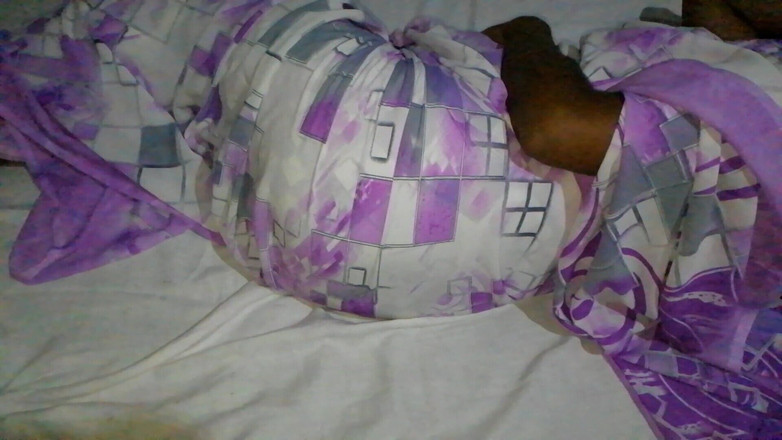 Sweety In Bed: Indická dívka si užívá