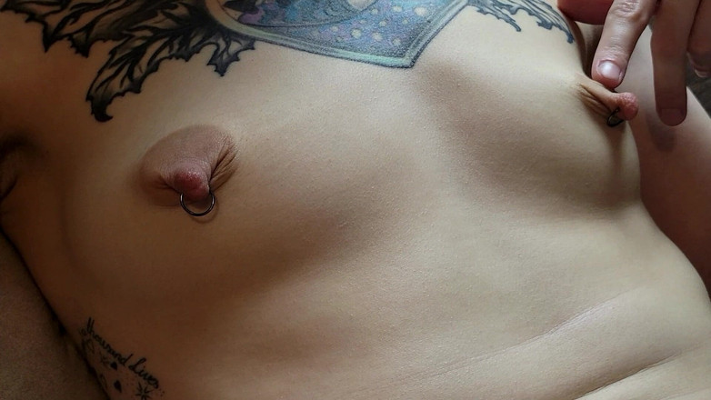 Innocenttemptation: Capezzoli gonfi. La bellezza gioca con i suoi capezzoli