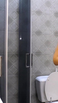 La bbw fa una sega intorno e sborra su grandi tette in doccia