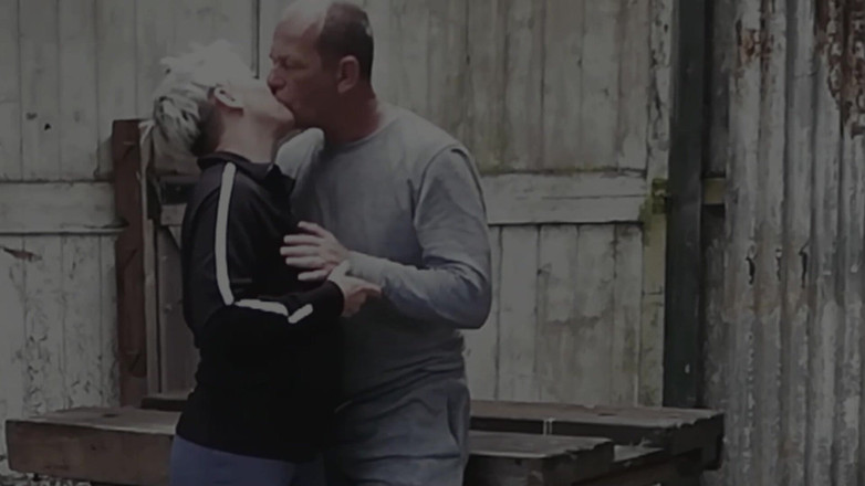 The adventures of Kylie Britain: अधिकारी