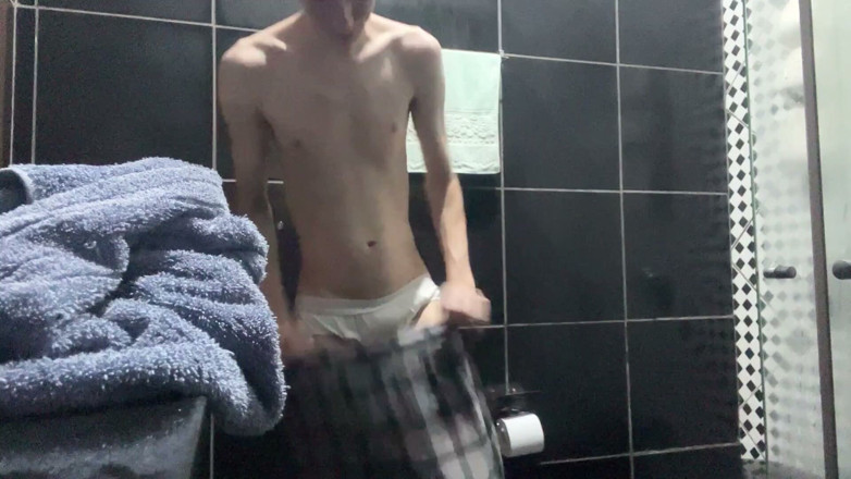 Kedoimath: Un ragazzo magro che fa un bagno ti aspetta