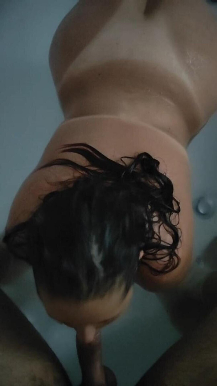 Nandy hot: Une bombasse pulpeuse suce à quatre pattes dans la baignoire