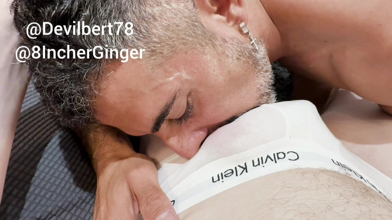 8IncherGinger: Botten förstörs av 8-tums kuk