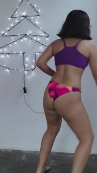 Jazmín practica sus movimientos de twerk