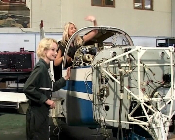 Filles Francaises: Tiga awek lesbian Perancis berseronok di Lapangan Terbang