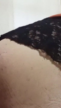나는 매우 뜨거워서 아주 섹시한 검은 치마를 입었다.