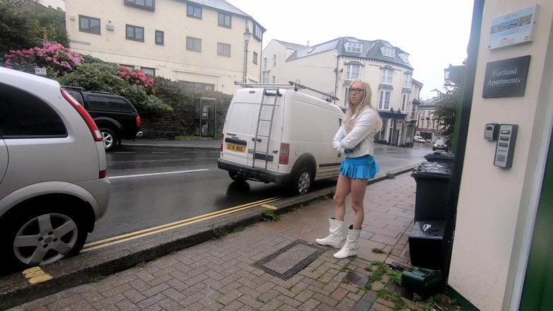 The Midnight Minx: Inappropriate skirt for windy days