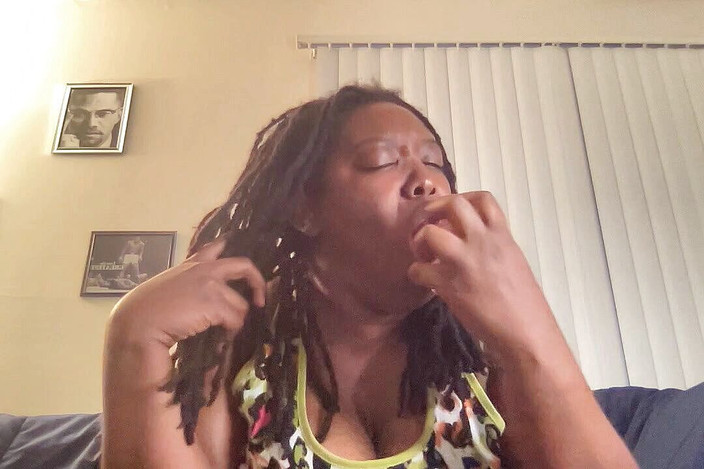 Curvy Brittany: 私のディルドを吸う