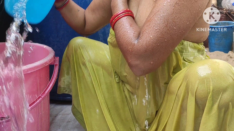 Anita yadav: Esposa india en casa bañándose afuera