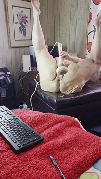Cái đầu bẩn thỉu bẩn thỉu banh rộng chân con điếm