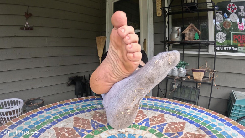 Mr Dimples: 我炫耀我肮脏的袜子和脚