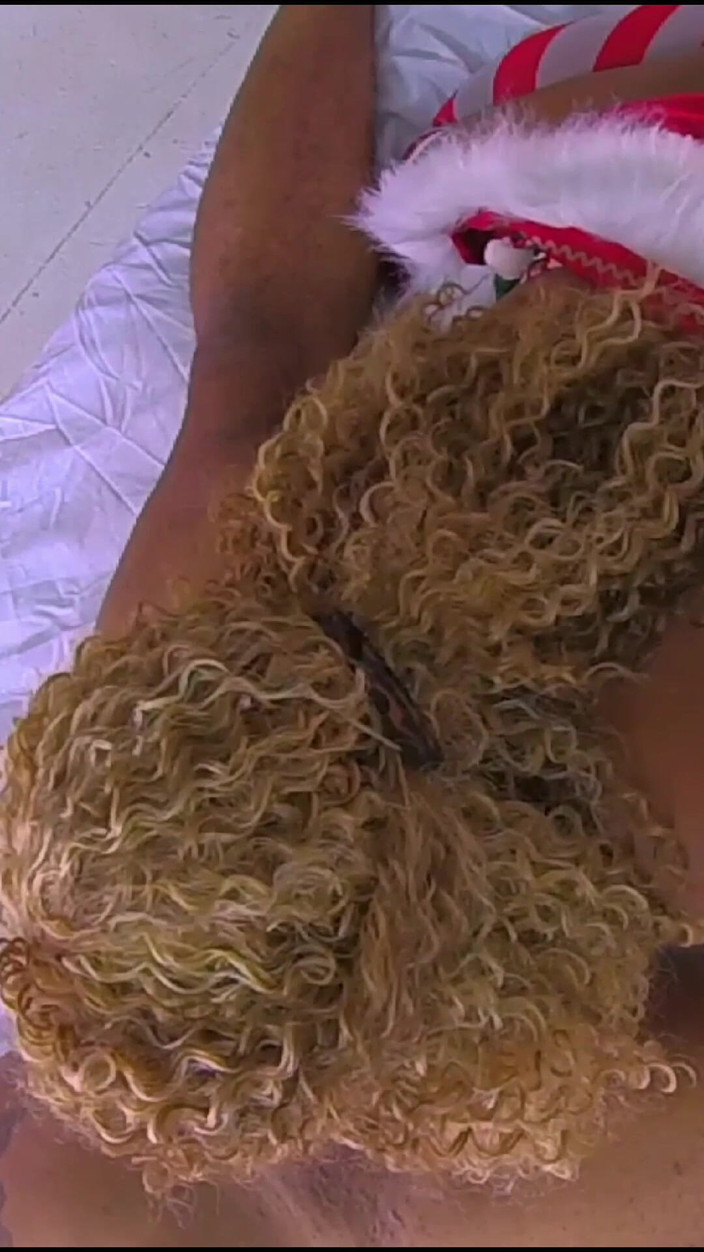 Super Hot Films: 그녀의 첫 번째 크리스마스 오럴을 주는 초보자 Nina Rivera