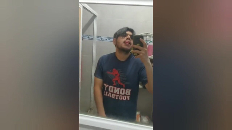 Alex Sixel: Aku lagi asik muasin memeknya dengan mainan seks improvisasi favoritku