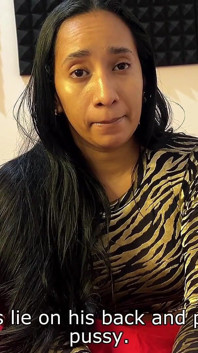 Madrastra tetona Leyne Rodriguez pilla hijastro masturbándose y lo ayuda a correrse