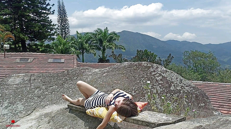 skpro_: Incontro la mia sorellastra nel patio della cabina e scopiamo