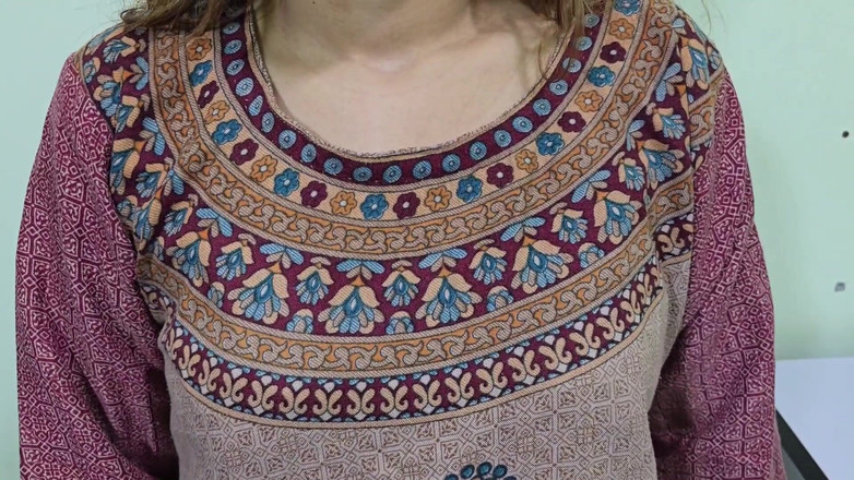 Faryal: Une tatie voisine se fait baiser en venant