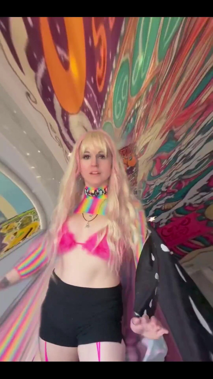 Suzy Wylde: Máy bay bà già khiêu vũ!