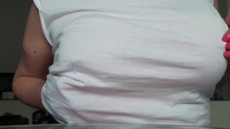 Aqua Pola: Meme uçları orgazmı ve bir sonraki soğutarak tişörtümü ıslatıyor