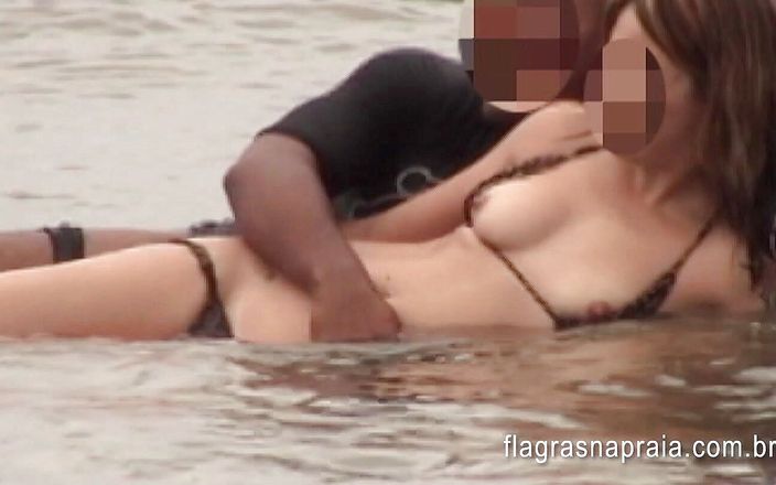 Amateurs videos: 我拍摄了我的妻子在海滩上被一个黑人抚摸。戴绿帽子
