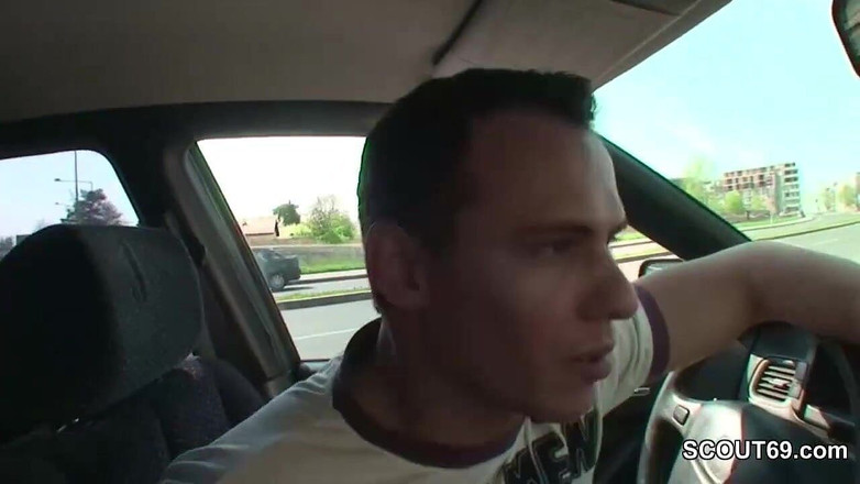 Full porn collection: 2人の男の子が十代のヒッチハイカーを拾い、バス停で彼女をファック