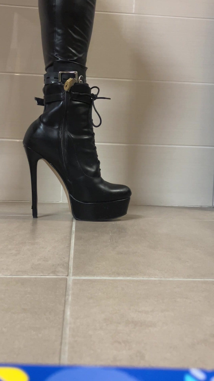 Celiasm: 高跟鞋包裹的乳胶袜