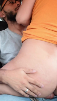 Ho rimorchiato una bionda tettona sulla strada - sesso hardcore in auto (crudo)
