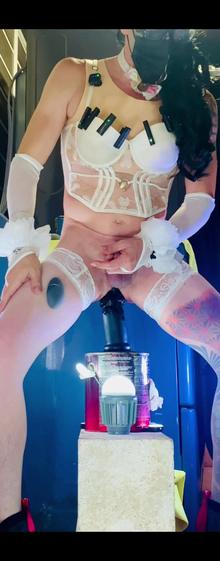 Benito414: 거대한 파란색 딜도를 타는 슈퍼 핫한 Tranny Benito414