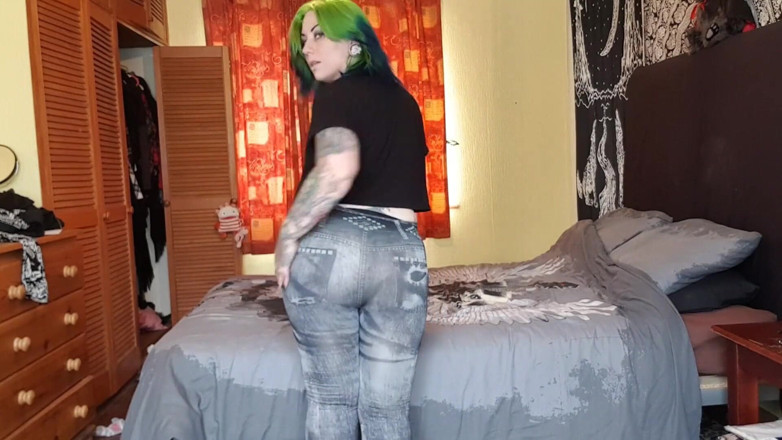 Tattooed Milfy Mama: Culona se corre en polainas