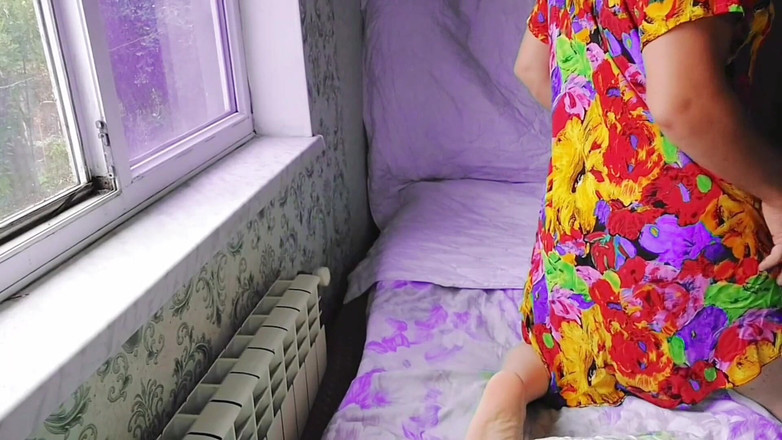 Kitty_Cross: Banci panas menunjuk-nunjukkan tubuh yang sempurna di bawah lampu Neon