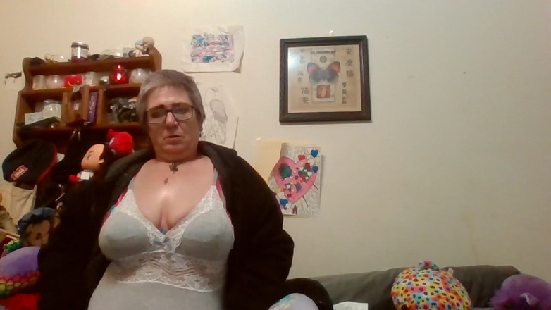 krazykristin: Yüzündeki büyük memeler boşalıyor