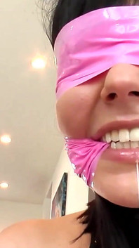 Грубый анальный секс с бондажной сексуальной брюнеткой в комбинезоне в чулках-сеточках