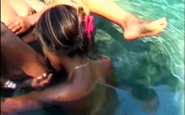 Africans Orgasm: Lesbian cantik kulit hitam jilat memek di kolam renang