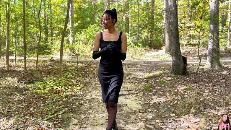 Pink Foxx: 공원에서 긴 검은 색 장갑을 착용한 새엄마