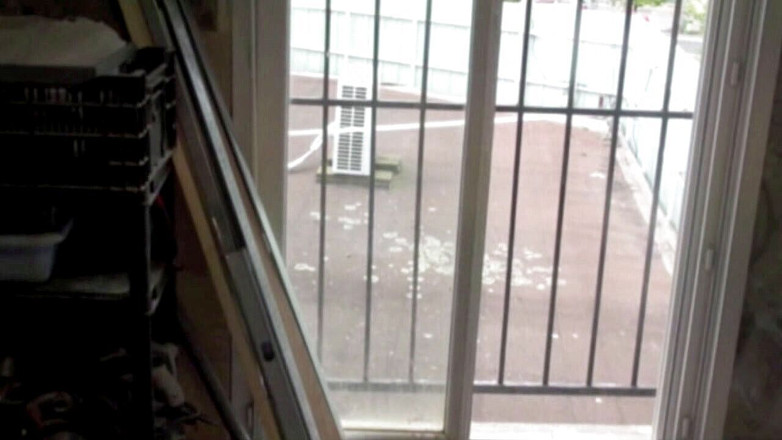 CASTING PORN AMATOR: Baskın polis tarafından sikiliyor