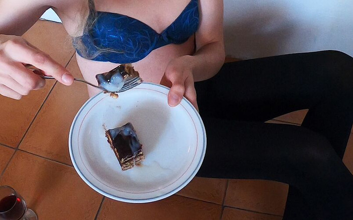 Ane Get Horny: Поедание спермы торта с анальным плагом в моей заднице