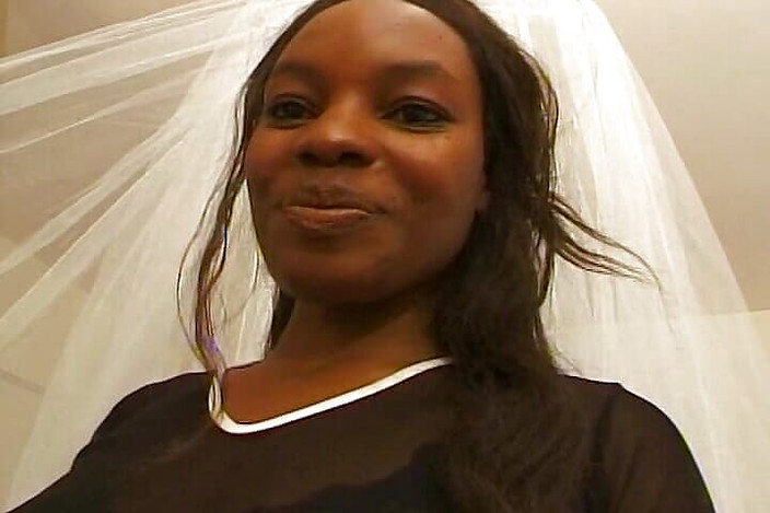 Filles Francaises: Zierliches französisches ebenholz-schätzchen genießt harten interracial fick