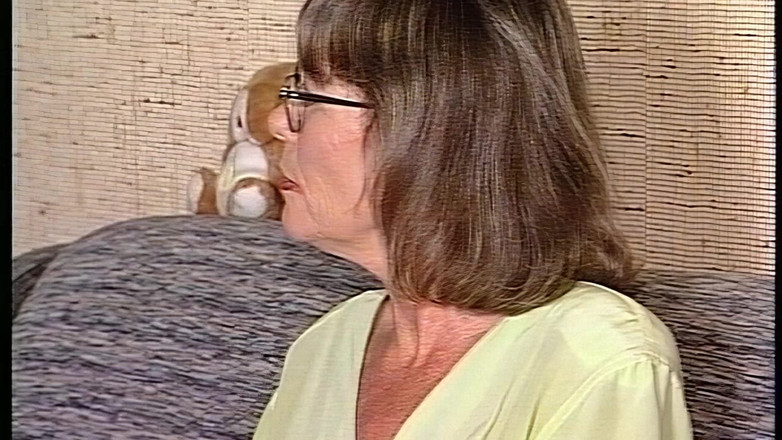 VintageXMovies: Гаряча мамка жорстко трахається на маленькому дивані