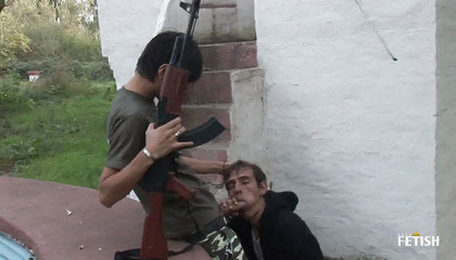 Gay Diaries: Brunetka Twink dostane penetrovaný zadek strážcem parku