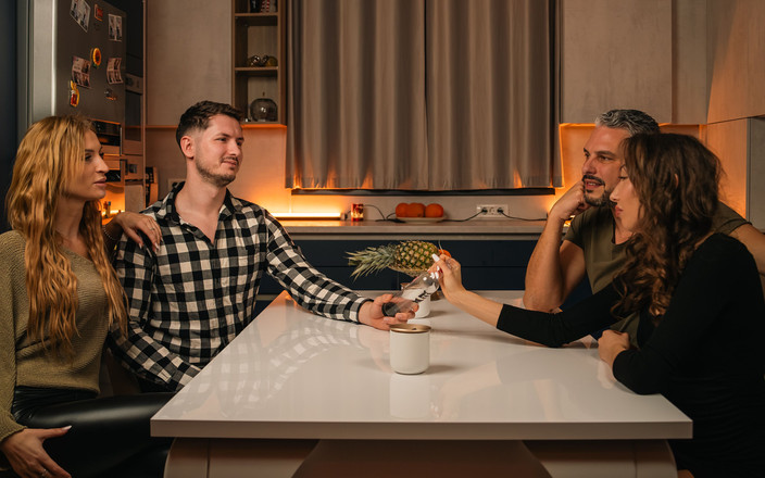 Laura Quest: Freunde Stellen Uns Die Swingwelt Vor